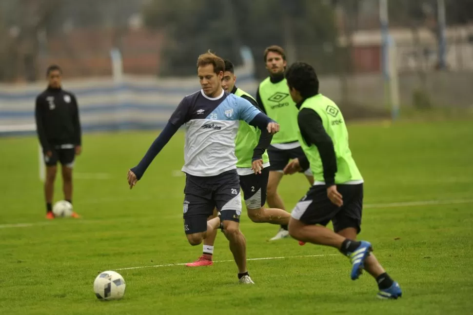 TIENE SU LUGAR. El volante Nery Leyes seguramente será titular en el partido de mañana ante San Martín, en el Monumental.  la gaceta / foto de Inés Quinteros Orio