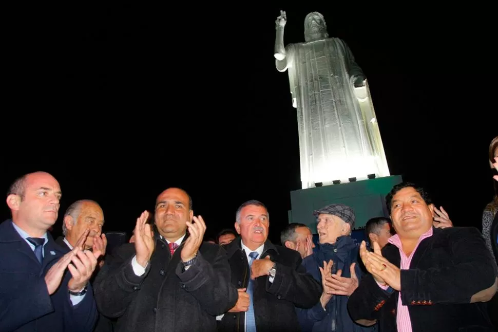 RENOVADO. Las autoridades proviciales celebran la restauración del Cristo Bendicente de San Javier. FOTO TOMADA DE TWITTER.COM/PRENSATUCTUR