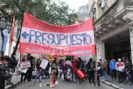 Estudiantes y docentes cortaron la calle en 25 de Mayo al 200 por la Asamblea Universitaria