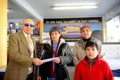 De Yubrín eligió una tabla de planchar y ropa de cama. De Gómez Pardo, otra ganadora, se llevó comestibles para su propio local