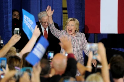 Una encuesta le da 8 puntos de ventaja a Hillary sobre Trump