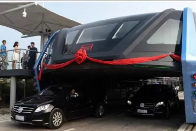 China debutó con el colectivo futurista que va por arriba de los autos