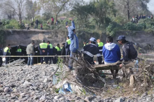 Acribillaron a un joven y tiraron el cadáver al costado del río Salí