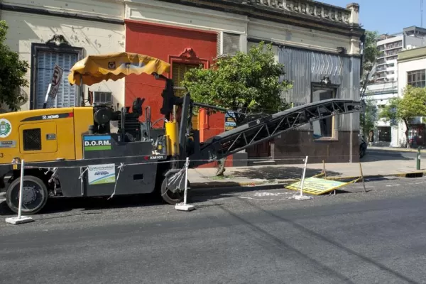 Cortan más calles para repavimentarlas y el tránsito se complica