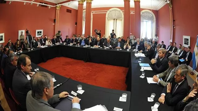 DESAFÍO PENDIENTE. Rogelio Frigerio, ministro del Interior, y los gobernadores se comprometieron a reducir el déficit fiscal de las cuentas públicas. comunicación pública 