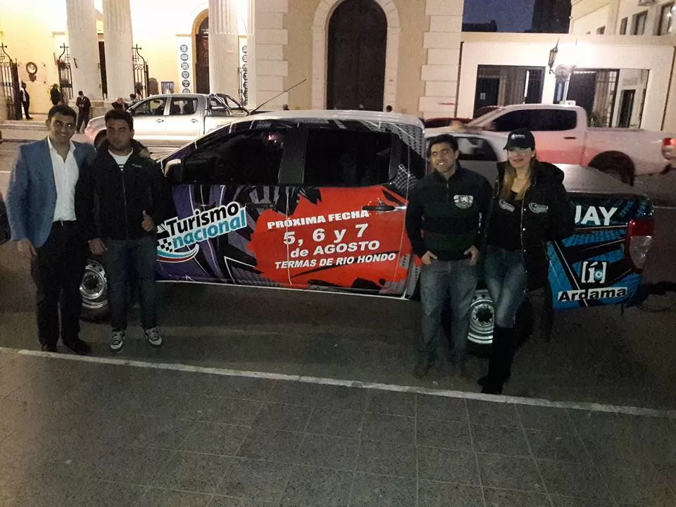 PRESENTES. Pablo Ortega, Matías Rodríguez (a la izquierda) y Maximiliano Bestani (al lado de la promotora) participaron de una promoción en la plaza Independencia. prensa todo sport 