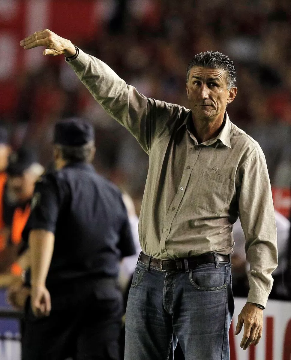 EN FUNCIONES. Bauza da indicaciones en un partido; ahora dirigirá la Selección. Reuters (ARCHIVO)