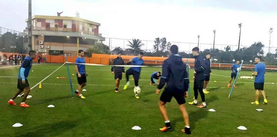 Fútbol-tenis en la última práctica del Sub 23.
FOTO TOMADA DE PRENSA AFA