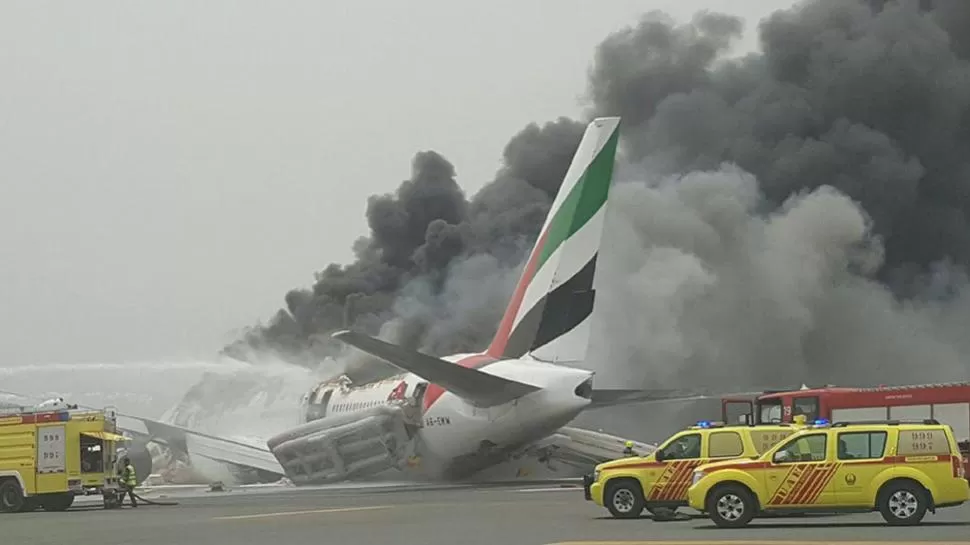 EN LLAMAS. Los equipos de rescate tuvieron que sofocar el incendio en medio de la pista. FOTO TOMADA DE GULFNEWS.COM