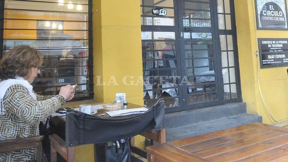 CÍRCULO DE LA PRENSA. Los ladrones rompieron el vidrio de la puerta de acceso al comercio. LA GACETA / FOTO DE HÉCTOR PERALTA