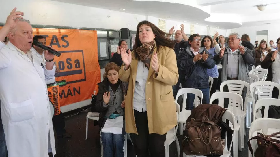 ASAMBLEA DEL SITAS. Médicos se reuniron este mediodía en el hospital de Niño. LA GACETA / FOTO DE HÉCTOR PERALTA