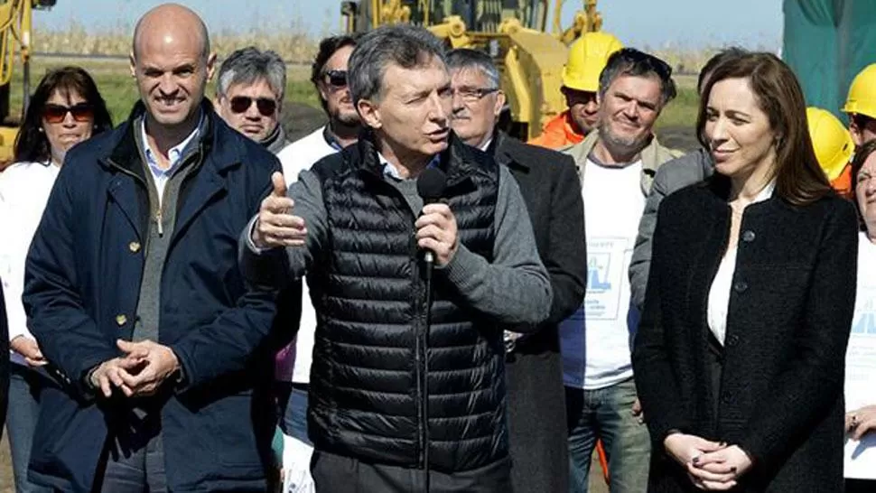 MACRI, EN PLENO ACTO. El presidente, junto a la gobernadora bonaerense, María Eugenia Vidal, y al ministro de Transporte, Guillermo Dietrich. FOTO TOMADA DE LANACION.COM.AR