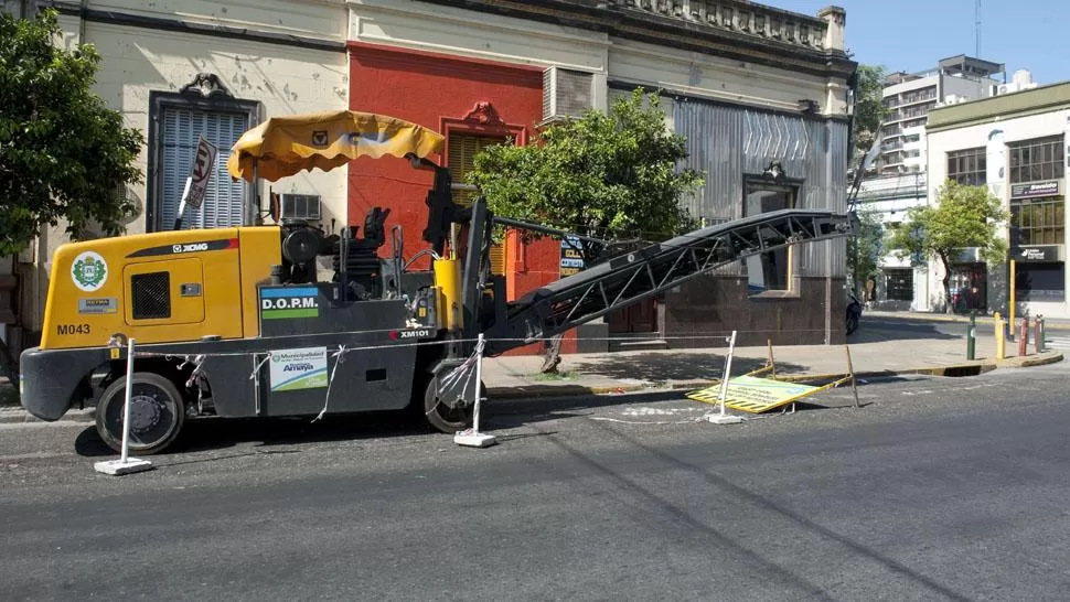 Cortan más calles para repavimentarlas y el tránsito se complica