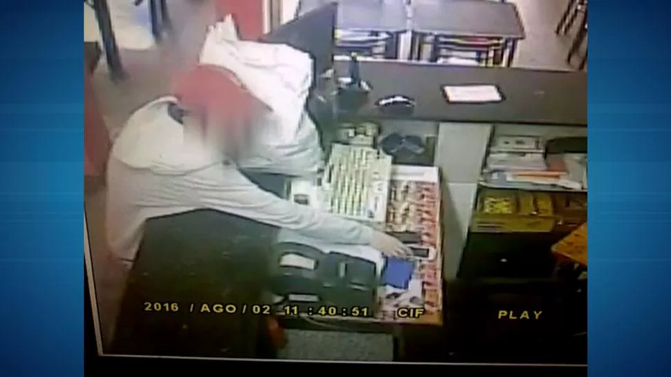 EL MOMENTO DEL ROBO. Las cámaras captaron al joven cuando se llevó el teléfono. CAPTURA DE VIDEO