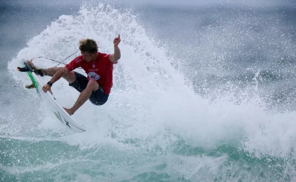 ESPERA. El surf es uno de los deportes que, junto con al karate, softbol, escalada y skateboard podría estar en Tokio 2020. reuters