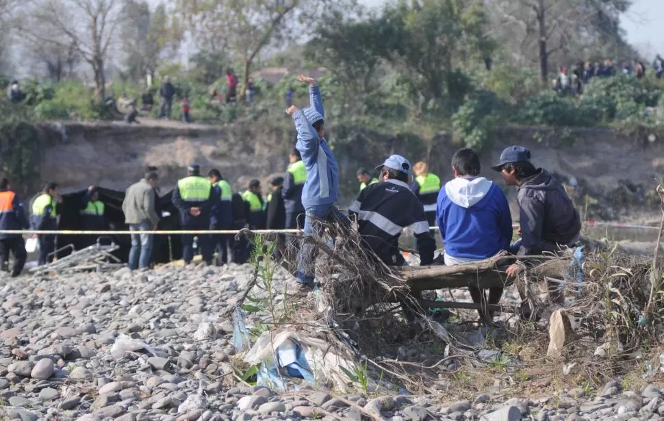 TODOS MIRABAN. Desde La Milagrosa (atrás) la gente observaba el trabajo de los peritos; un grupo de niños cruzó a caballo para estar más cerca.  la gaceta / foto de Analía Jaramillo