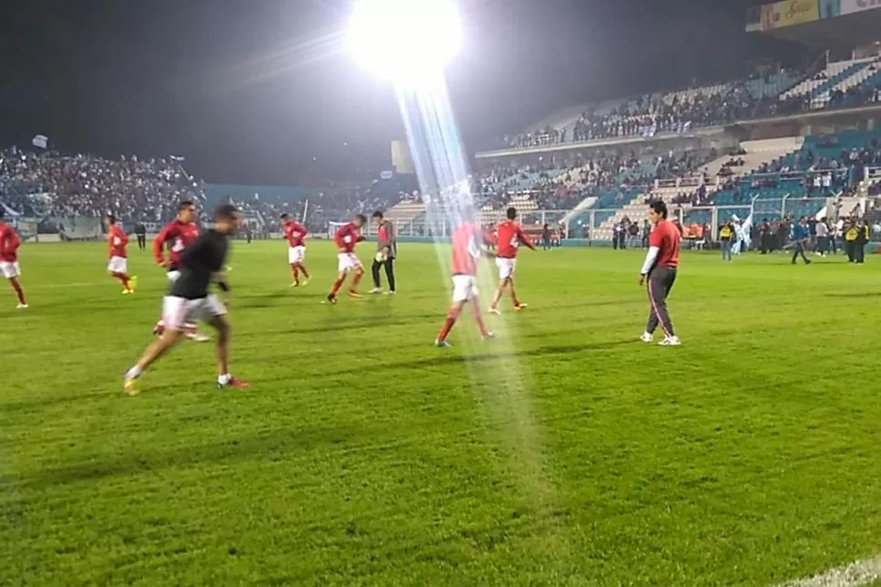 El público pobló El Monumental y calentó la previa del clásico