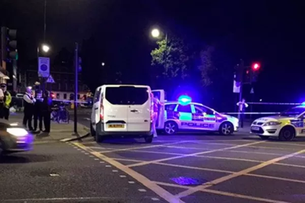 Un hombre atacó a cuchillazos a una multitud en Londres: mató a una mujer