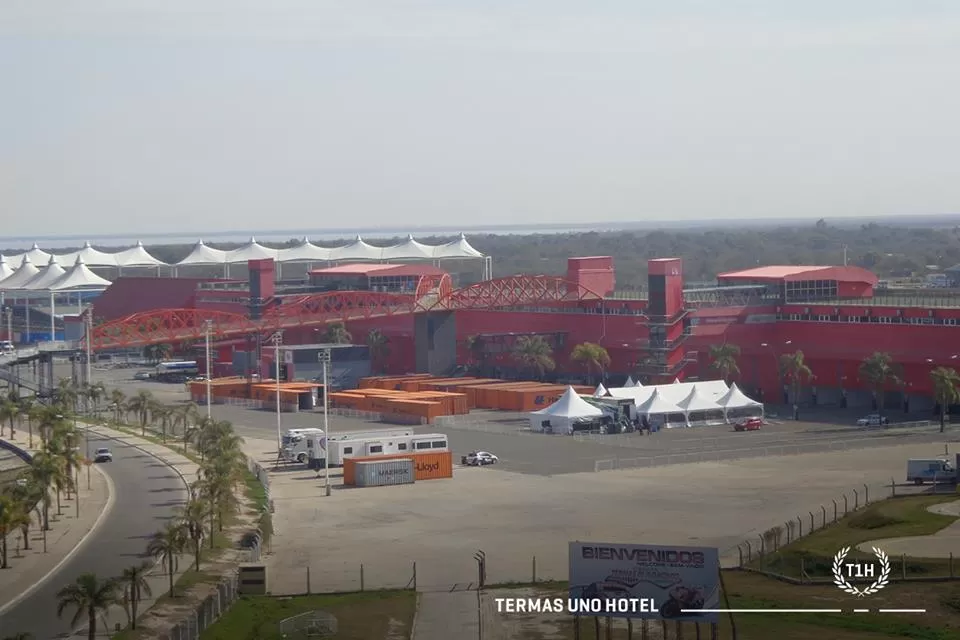 EN LA “DULCE” ESPERA. Al playón del autódromo termense llegaron los contenedores con el equipamiento de los equipos del Mundial de Turismo. FOTO HOTEL UNO TERMAS