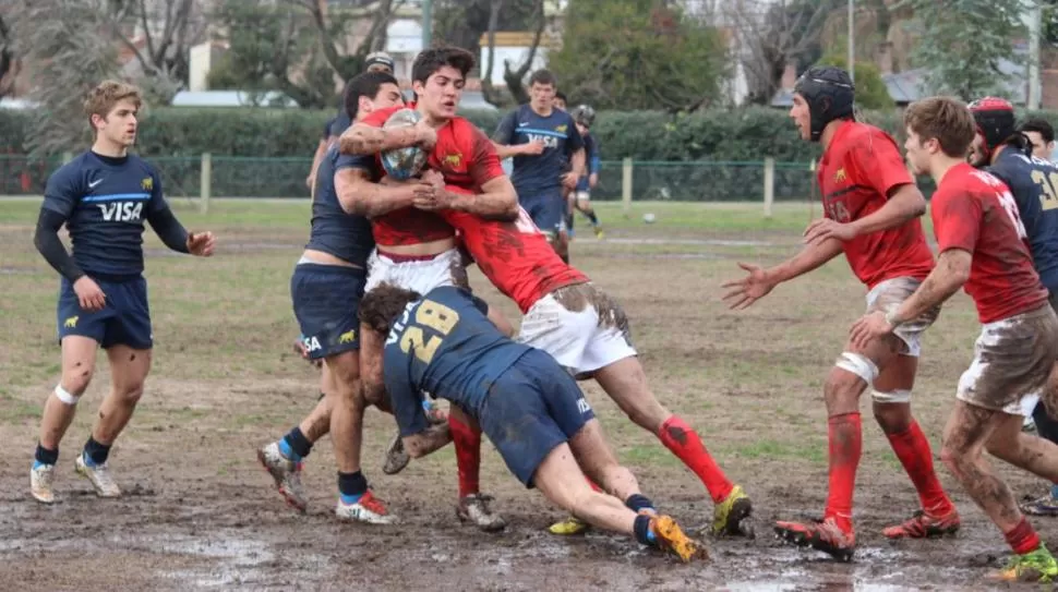 APLICANDO LO APRENDIDO. “Hubo muy buenas destrezas y ejecuciones, comprensión y actitud del juego”, indicó “Nacho” Fernández Lobbe, uno de los entrenadores.  