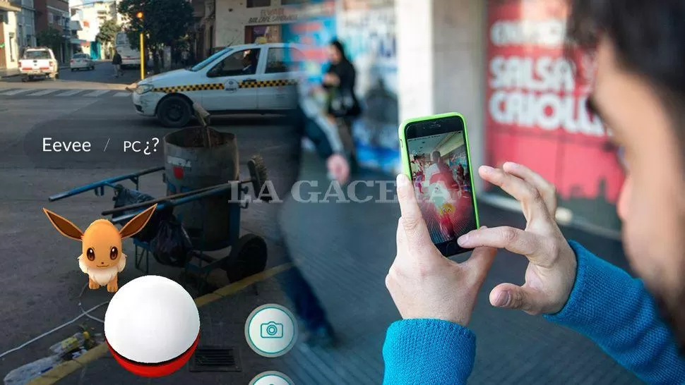 EN TUCUMÁN. Los pokemones están en todas partes, incluso en la vereda del Teatro Mercedes Sosa. LA GACETA / FOTO DE JORGE OLMOS SGROSSO