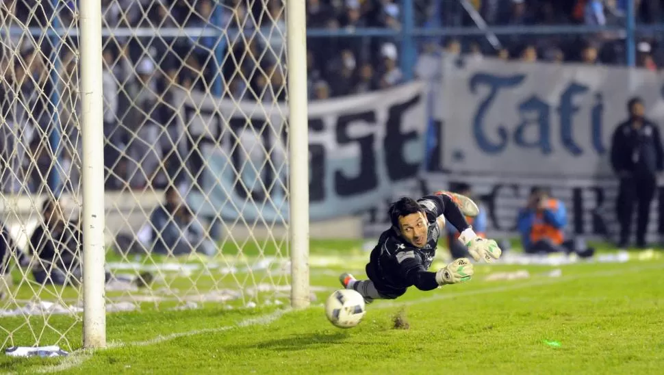 UNA DE VARIAS. Taborda despeja el remate de tiro libre de Luis Rodríguez, en el segundo tiempo. El arquero mantuvo su arco en cero y fue una de las grandes figuras del partido con sus increíbles atajadas. la gaceta / foto de héctor peralta