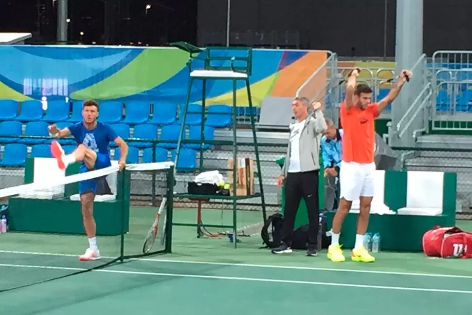 Del Potro y Mónaco, en el calentamiento previo a un ensayo.
FOTO TOMADA DE TWITTER AAT