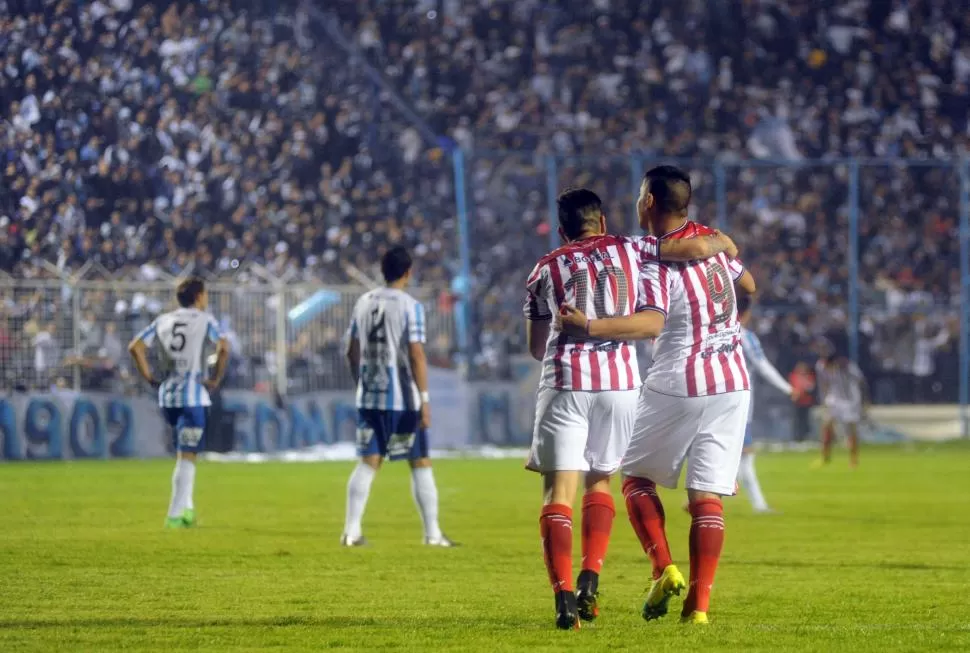 ABRAZO DE GOL. Viturro, de partido correcto, felicita al artillero y figura de San Martín, Ramón Lentini, nuevo verdugo del “Decano”, al que anoche le marcó dos tantos. la gaceta / foto de antonio ferroni