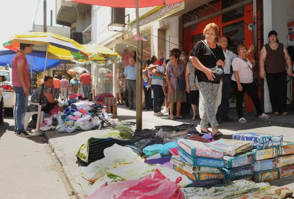 PREOCUPACIÓN. El comercio informal aún persiste en la periferia de la capital y en el interior, informó la FET. LA GACETA / FOTO DE ARCHIVO