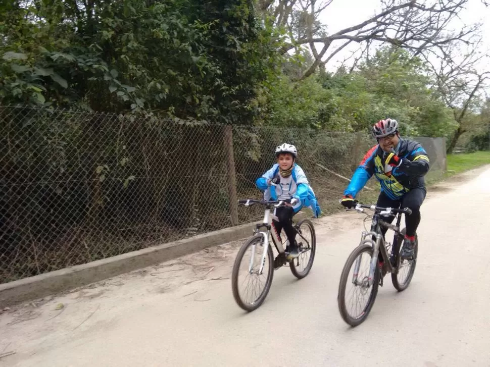 ENTRENAMIENTO. José Villagra y su hijo Nahuel, en el circuito.  