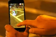 Tropezó, cayó en la vereda y perdió dos dientes por jugar Pokémon Go