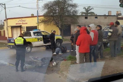 Chocó contra una camioneta y lo internaron en el Padilla
