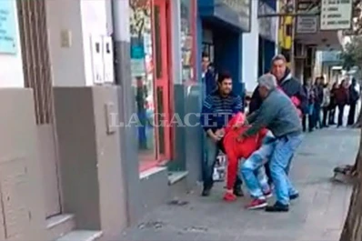 Le robaron un celular del local y atrapó al ladrón en la vereda