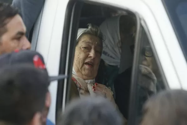 Con la orden de captura vigente, Hebe de Bonafini viajará hoy a Mar del Plata