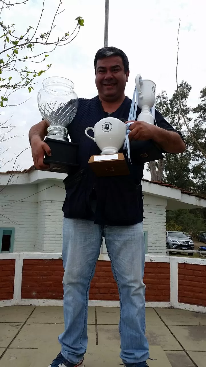 LOS TROFEOS. A Joaquín Cisneros no le alcanzaron las manos para sostenerlos.  