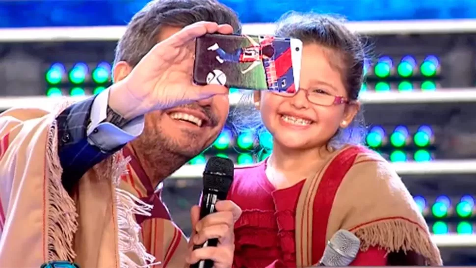 FAMOSA. El momento en el que Constanza se tomó la clásica selfie con Tinelli. FOTO TOMADA DE EL TRECE