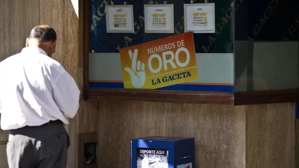 POZO VACANTE. Un lector controla sus tarjetas. ARCHIVO