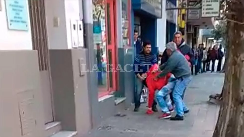 ATRAPADO. El ladrón fue reducido por el dueño del local y otro hombre.