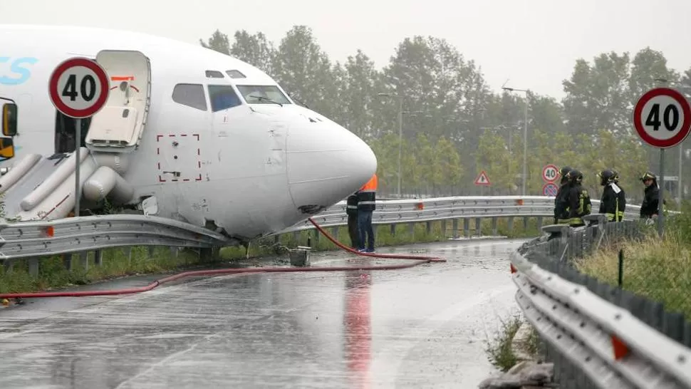 SUSTO.  El incidente no dejó heridos aunque el aeropuerto tuvo que cerrar durante varias horas. IMAGEN TOMADA DE ELPAIS.COM