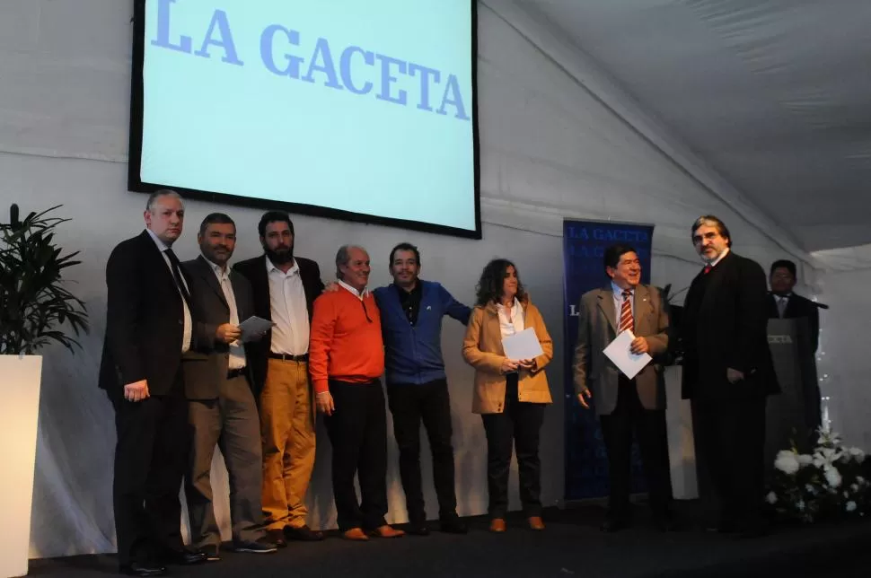  EL EQUIPO DE LA REVISTA DEL BICENTENARIO. Periodistas y diseñadores que pergeñaron la original publicación. 