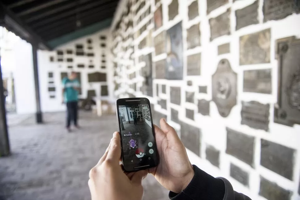 POKÉMON PATRIO. En el patio trasero de la Casa Histórica aparecieron también los Pokémon, entre medio de los turistas y los visitantes de los colegios.LA GACETA / FOTO DE JORGE OLMOS SGROSSO. 