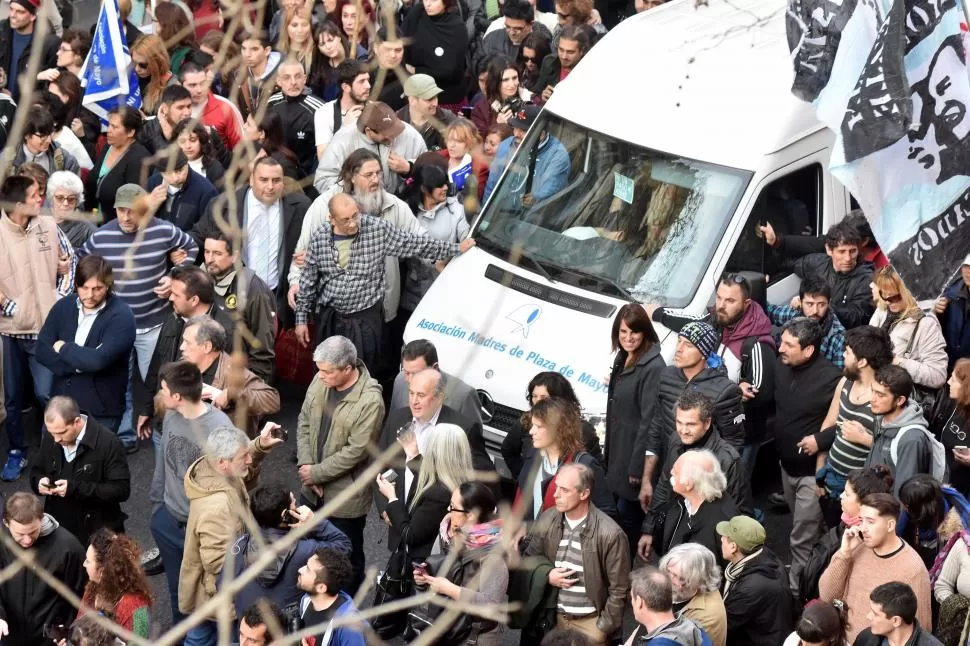 CUSTODIA. Cientos de activistas rodean la combi que trasladó a Hebe. dyn