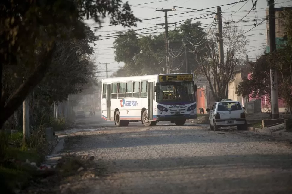 CHOFERES CON MIEDO. Pese a la medida que prometió González, los colectivos hicieron el recorrido ayer. “De noche no entran”, dijeron los vecinos. la gaceta / foto de Inés Quinteros Orio