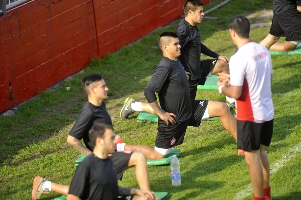 TRANQUILO. Lentini, figura del clásico contra Atlético, fue el centro de atención en La Ciudadela. El goleador realizó trabajos livianos y disfrutó del amistoso en el que los suplentes superaron a Sportivo Guzmán. la gaceta / foto de Inés Quinteros Orio