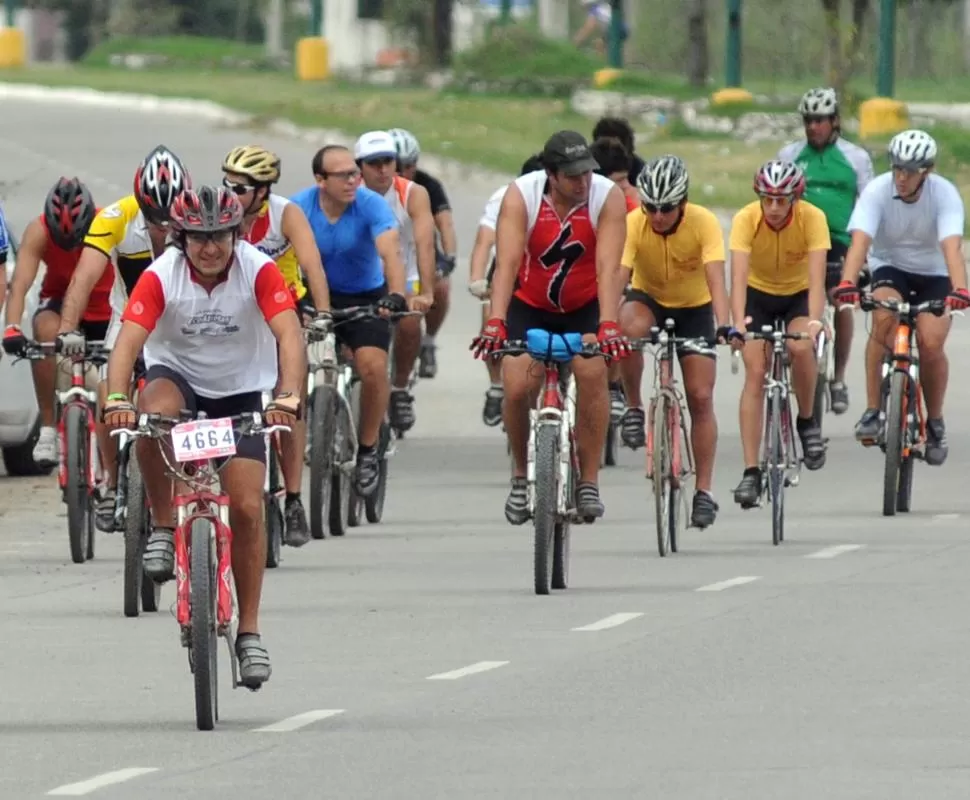 AVENIDA PERÓN. Los ciclistas la recorren todos los días. ARCHIVO