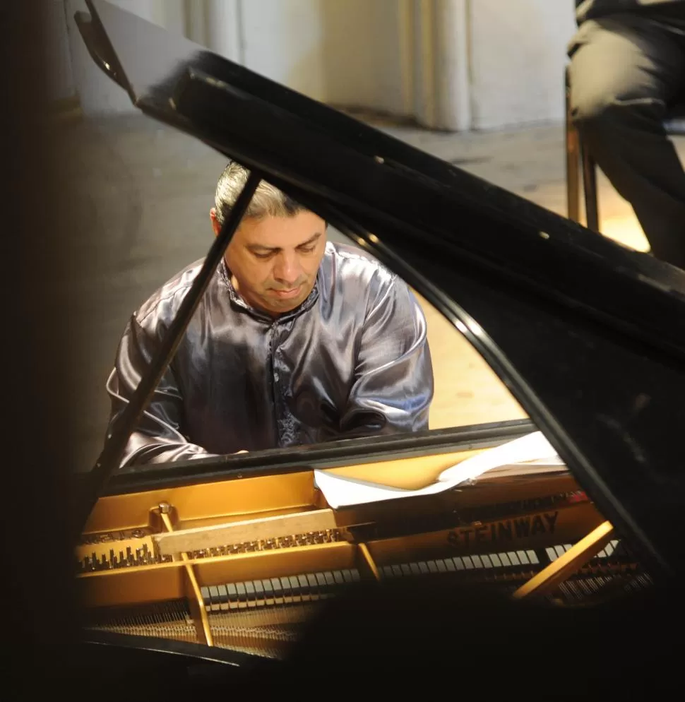 AL PIANO. Oscar Buriek tocará Chopin en la segunda parte del concierto.  la gaceta / foto de ANTONIO FERRONI