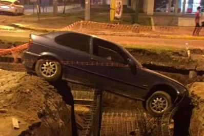 Un conductor quedó atrapado en un enorme pozo en Yerba Buena