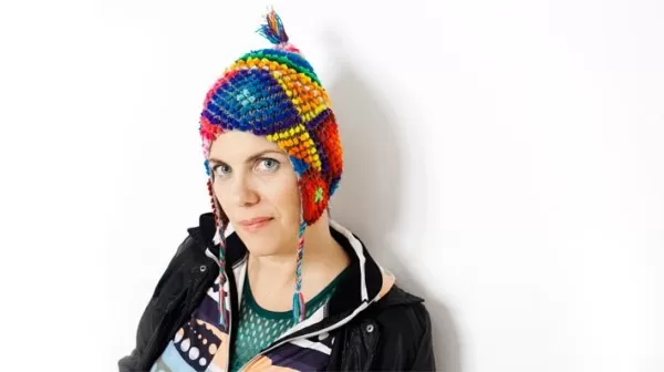 VIVI POZZEBÓN. Una percusionista con gran influencia afrolatina.  