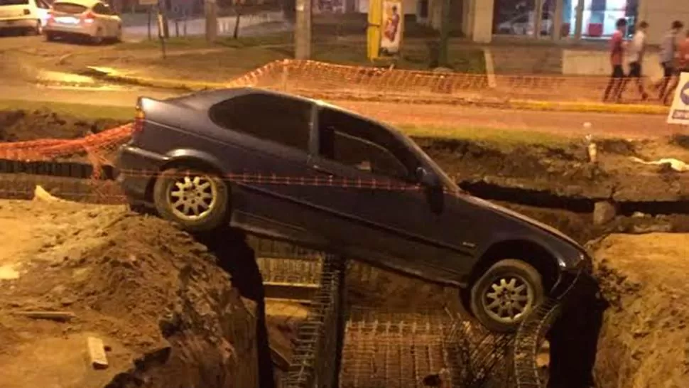 Un conductor quedó atrapado en un enorme pozo en Yerba Buena