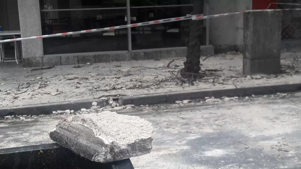 ¡PELIGRO! Restos de pared cayeron en una camioneta que transitaba por la cuadra. LA GACETA/ CAMILA CARCELLER